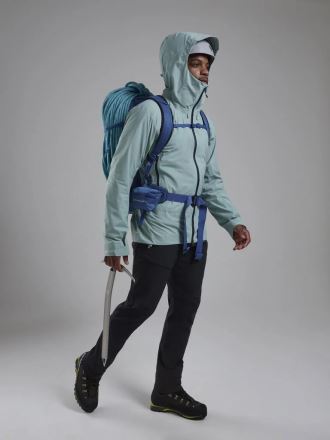 Model v Bundě Montane Torren Jacket black S s batohem a cepínem v akci, pohled z boku. (13)