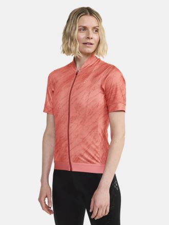 Dámský cyklodres CRAFT CORE Essence červená, modelka v červeném cyklistickém dresu. (1)