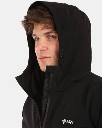 Detailní záběr na modela v Pánském kabátu Kilpi AYRA-M černá s kapucí. (7)