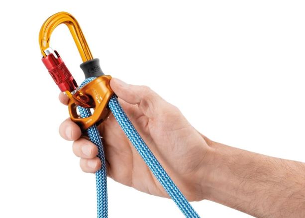 Smyčka Petzl Dual Connect Adjust s karabinou a lanem v ruce, detailní pohled na použití. (1)