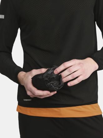 Pánská bunda CRAFT PRO Hypervent 2 šedá složená v rukou muže. (7)