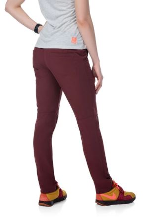 Stojící modelka zezadu představuje Dámské kalhoty Kilpi BRODELIA-W tmavě červená. (3)