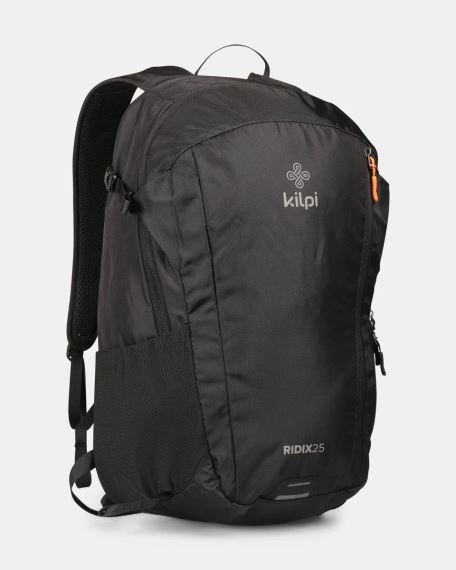 Batoh Kilpi RIDIX 25 černá UNI, pohled zepředu s logem a detaily bočních kapes.