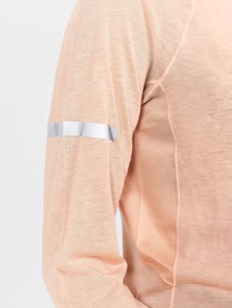 Detail rukávu růžového dámského trika Craft ADV SubZ Wool LS s reflexním prvkem. (3)