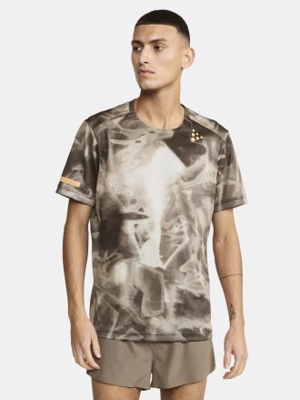 Model v hnědém Pánském běžeckém triku Craft PRO Hypervent Jacquard. (2)