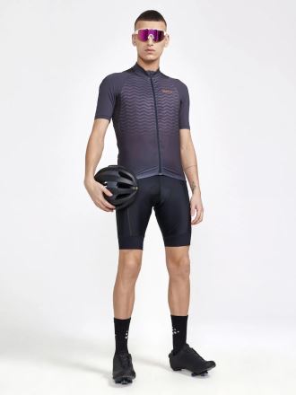 Model v cyklistickém oblečení prezentuje Pánský cyklodres CRAFT ADV Endur šedá. (4)