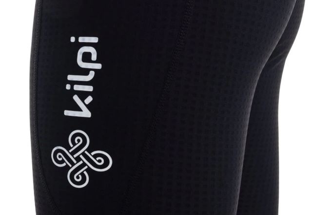 Detail loga a textury materiálu dámských běžeckých šortek Kilpi CHAMONIES-W černá. (5)
