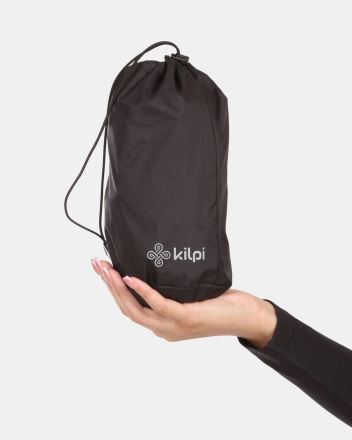 Dámské nepromokavé kalhoty Kilpi ALPIN-W černá 34 sbalené v kompaktním černém sáčku držené v ruce pro ukázku velikosti. (8)