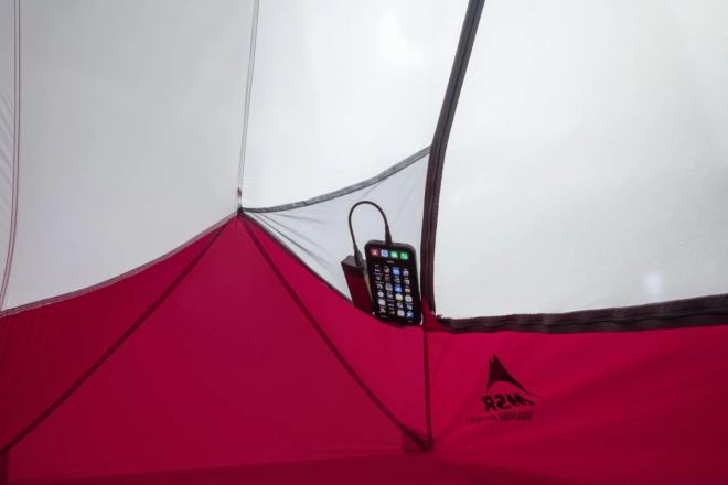 Stan MSR Hubba Hubba Bikepack 1 zelená, detail vnitřní kapsy s nabíjejícím se telefonem. (5)