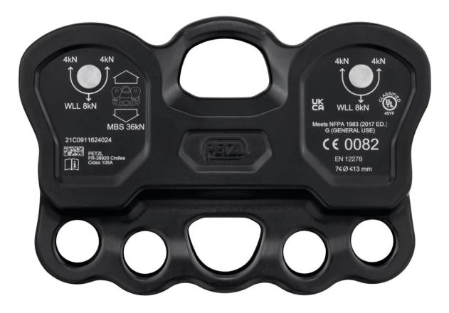 Detailní produktová fotografie černé kladky Petzl Reeve s viditelnými technickými údaji. (2)