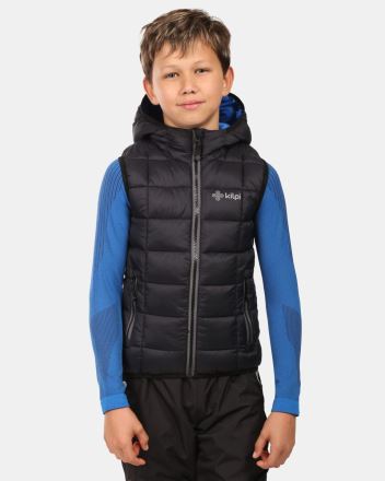 Model v Dětské vestě Kilpi TOMM-JB černá 146 s kapucí, přední pohled.