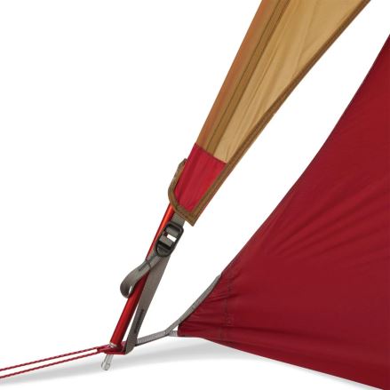 Detail uchycení tyče a napínacího lanka stanu MSR FreeLite 3 zelená/červená. (7)