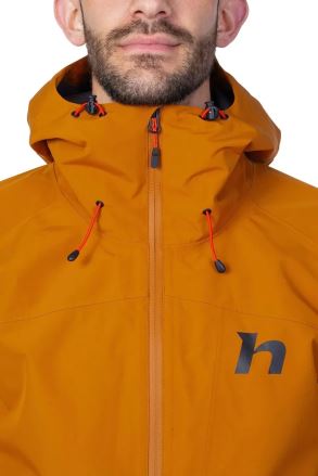Detail bundy Hannah ALAGAN pumpkin spice L s kapucí, zipem a logem na hrudi, oblečené na muži. (7)