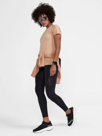 Modelka v oranžovém Dámském funkčním triku Craft ADV Essence Slim. (4)