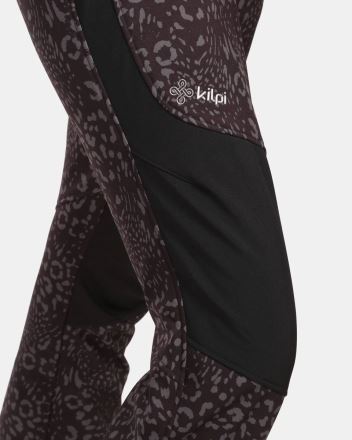 Boční detail dámských softshellových kalhot Kilpi TORIEN-W černá 34 s logem a leopardím vzorem. (6)