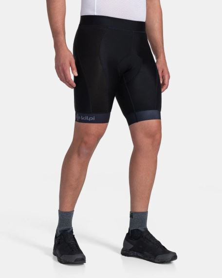 Pánské cyklistické kraťasy Kilpi PRESSURE-M černá na modelu z bočního pohledu.