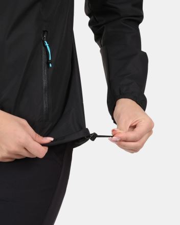 Detail nastavení spodního lemu Dámské outdoorové bundy Kilpi SONNA-W černé. (6)