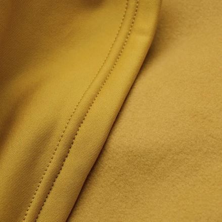 Detail žlutého materiálu mikiny Montane Fury XT Hoodie black S s prošíváním a fleecovou texturou. (6)