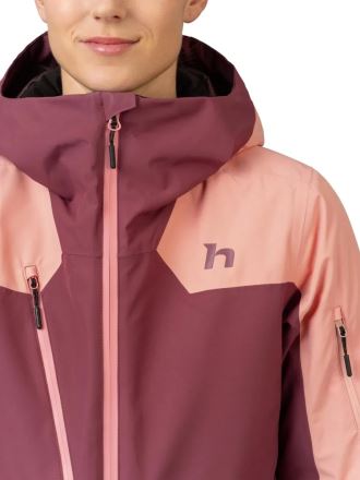 Detailní záběr bundy Hannah Ritta purple ash/orchid petal 36 na modelce, s kapucí a logem. (11)
