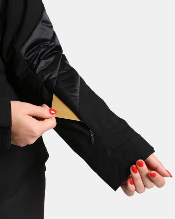 Detail rukávové kapsy Dámské lyžařské bundy Kilpi LIN-W černé s vloženým skipasem. (3)