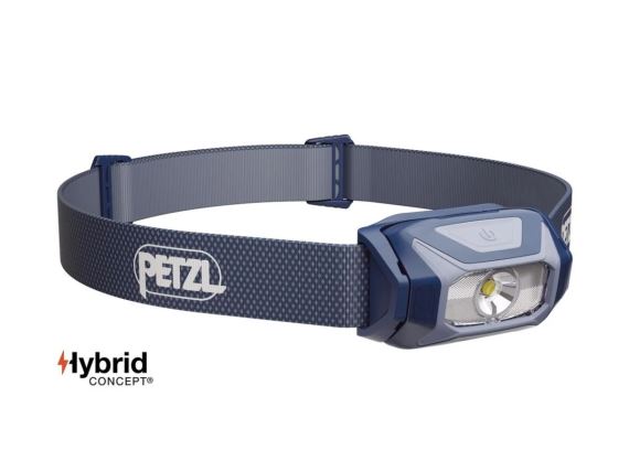Čelovka Petzl Tikkina černá na bílém pozadí, vyfocená z předního bočního pohledu, s viditelným popruhem.