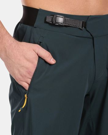 Detailní pohled na kapsu a přezku Pánské cyklistické šortky Kilpi HIXON-M tmavě zelená. (3)