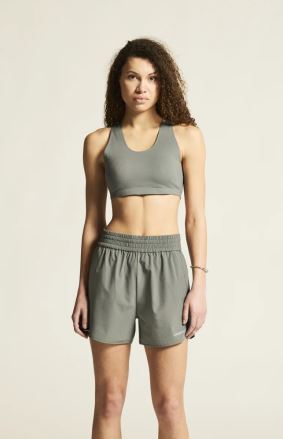 Modelka v zelené sportovní podprsence CRAFT Collective Padded. (5)