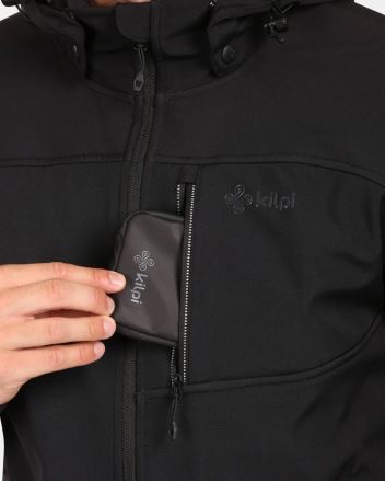 Detail ruky vkládající kapsičku do náprsní kapsy pánské softshellové bundy Kilpi RAVIO-M černá S. (3)