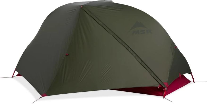 Stan MSR Hubba Hubba Bikepack 1 zelená s červenou podlážkou, nafocený z předního úhlu na bílém pozadí. (2)