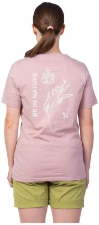 Zadní pohled na Tričko Hannah CHUCKI II pale mauve 36 s potiskem 'BE IN NATURE' a květiny na zádech modelky. (4)