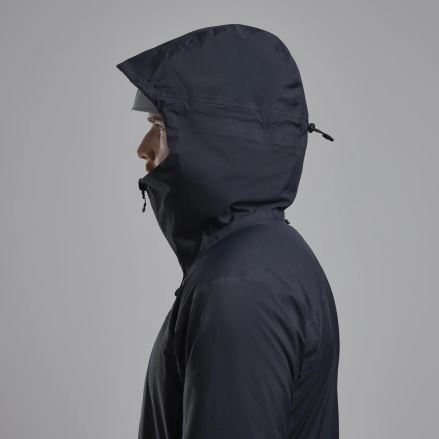 Detail bundy Montane Torren Jacket black S na postavě z profilu s nasazenou kapucí. (5)