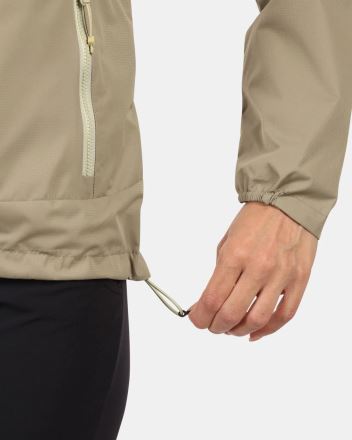 Detailní záběr na ruku utahující stahovací šňůrku u Dámské outdoorové bundy Kilpi SONNA-W khaki. (3)