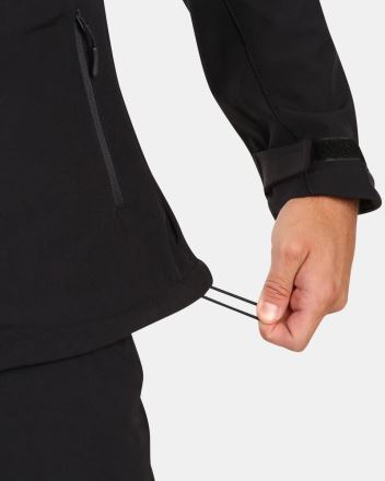 Detail úpravy spodního lemu Pánské softshellové bundy Kilpi ONTAVIO-M černá. (5)