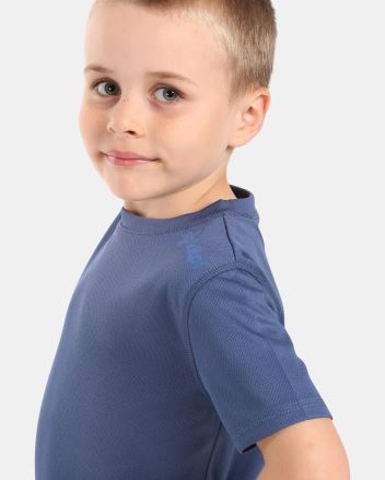 Detailní pohled na Dětské funkční tričko Kilpi DIMA-J tmavě modrá oblečené na chlapci. (3)
