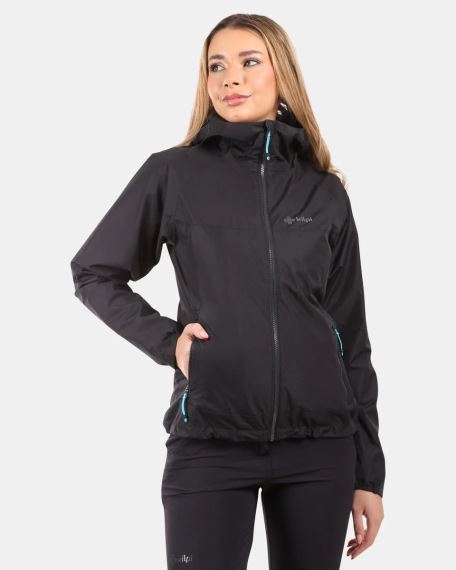Přední pohled na Dámská outdoorová bunda Kilpi SONNA-W černá oblečenou modelkou.