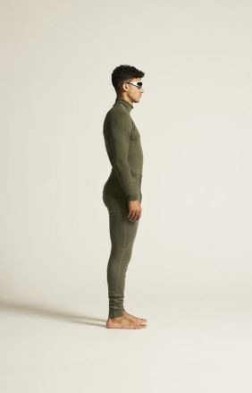 Model v zeleném Pánském funkčním triku CRAFT ADV Wool Merino HZ v bočním pohledu. (3)
