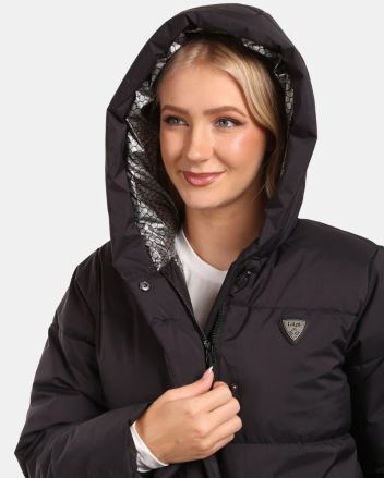 Dámský zimní kabát Kilpi MAIRA-W černá 36 na modelce, detail kapuce se stříbrnou podšívkou a zapínání na zip. (2)