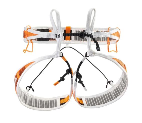 Úvazek Petzl Fly L v bílo-oranžové barvě zobrazený zepředu na bílém pozadí.