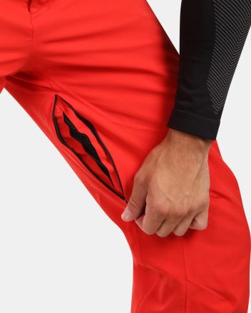 Detail ruky otevírající boční zipovou kapsu Pánských lyžařských kalhot Kilpi METHONE-M černá 5XL. (4)