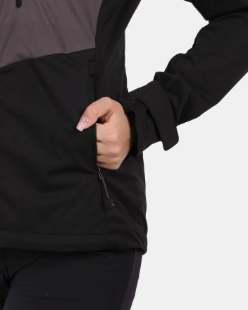 Detail ruky v boční kapse a rukávu dámské softshellové bundy Kilpi BELTRA-W černé. (5)