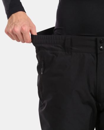 Detailní pohled na nastavitelný pas pánských lyžařských kalhot Kilpi GABONE-M černá. (3)