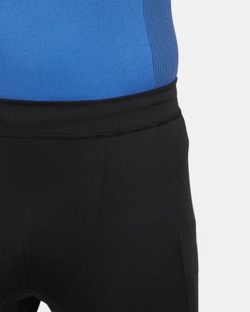 Detail pasu a boku pánských běžeckých legín Kilpi ALEXO-M černá L s modrým tričkem. (3)