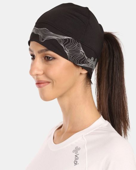 Funkční čepice Kilpi TAIL-U černá L na hlavě usměvavé ženy s culíkem, zobrazená z boku s bílým vzorem.
