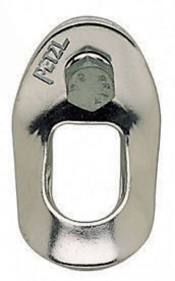 Detailní pohled na stříbrnou plaketu Petzl Coudee s logem a otvorem pro lano.