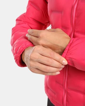 Detailní pohled na ruce upravující rukáv Dámské péřové bundy Kilpi PAPILON-W růžová. (4)