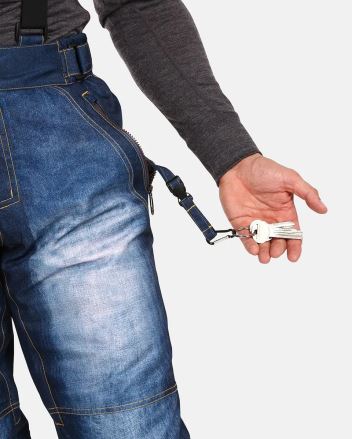 Detail integrované klíčenky v kapse Pánských lyžařských kalhot Kilpi DENIMO-M tmavě modrá. (5)