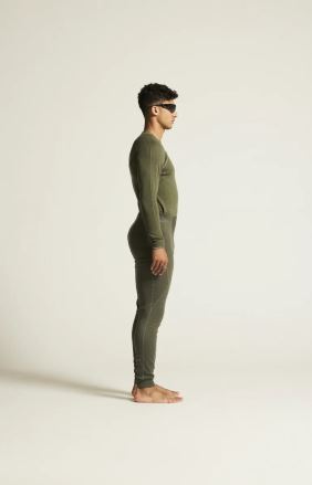 Model v zeleném Pánském funkčním triku CRAFT ADV Wool Merino RN v bočním pohledu. (2)