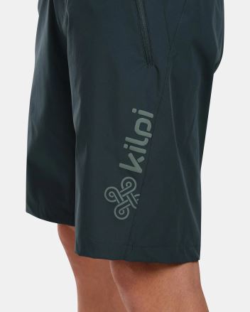 Detailní pohled na logo a boční stranu Pánské cyklistické šortky Kilpi HIXON-M tmavě zelená na noze. (5)