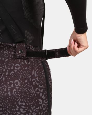 Detail nastavení pasu Dámských softshellových kalhot Kilpi TORIEN-W černá 34 s rukou a viditelným vzorem. (3)