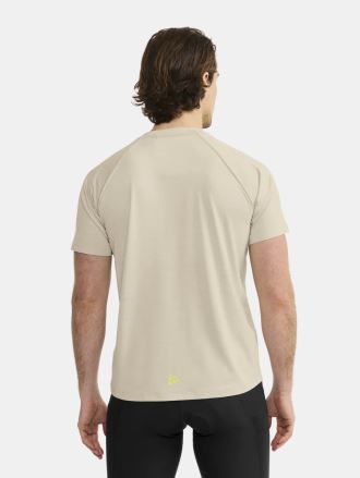 Zadní pohled na Pánský cyklodres Craft ADV Gravel hnědá na modelu. (3)